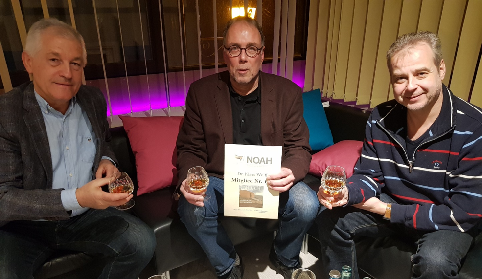 Dr. Georg Hayrapetyan, Dr. Klaus Wolff und Till Mansmann, MdB stoßen auf das 100. Mitglied im Verein Noah an